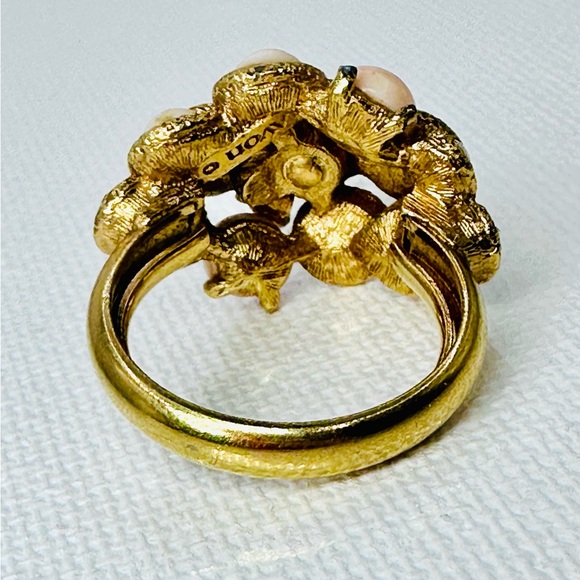 Avon Coral Cluster Dome Vintage Cocktail Adjustable Vintage Golden Tone Ring - Picture 5 of 5